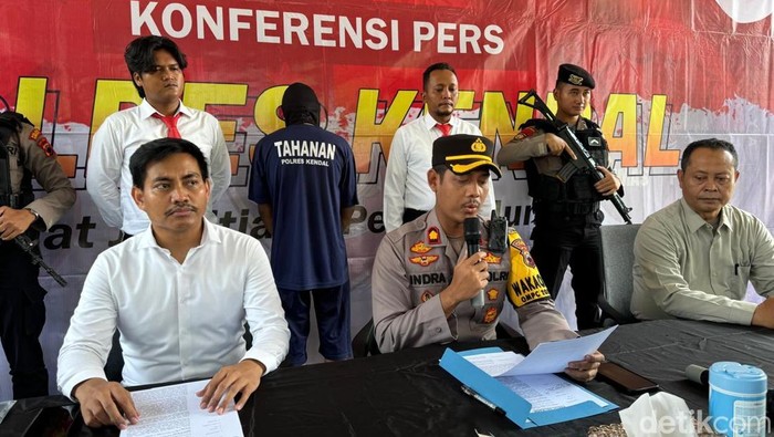 Press rilis kasus pembunuhan santriwati di Mapolres Kendal, Senin (28/10/2024).