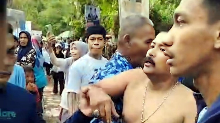 Pria berkumis tebal mengamuk saat acara jalan santai di Sukabumi