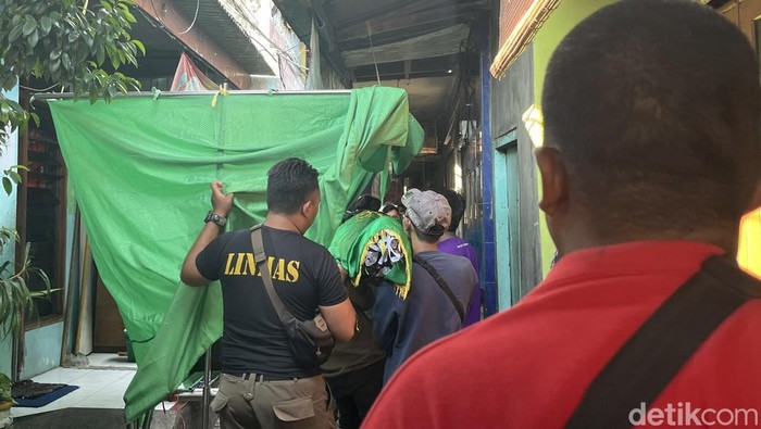 Proses pemulasaraan jenazah Pujiono, driver taksi online korban begal di Surabaya.
