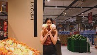 Terakhir ada keseruannya saat berbelanja buah di supermarket. Ia berpose sambil memegang jeruk Bali di kedua tangannya. Foto: Instagram @ratusfy_