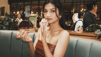 Perempuan kelahiran 15 April 2004 ini sangat menyukai dessert. Ini momen Ratu Sofya saat menikmati cromboloni dengan topping cokelat. Foto: Instagram @ratusfy_