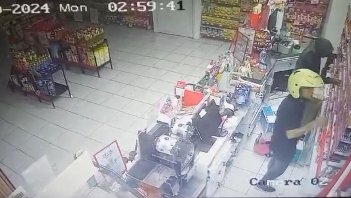 Rekaman CCTV Aksi Santuy Maling di Minimarket Tasikmalaya