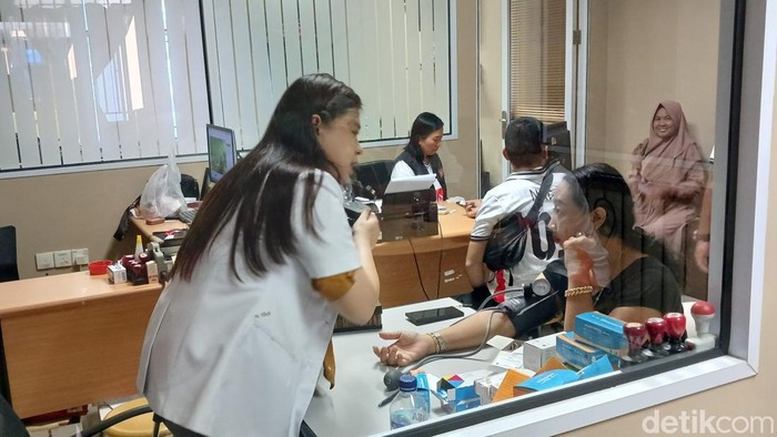 Relawan Nuryanto-Hardi melakukan pemeriksaan kesehatan bagi masyarakat di kawasan Pasir Putih, Batam pada Senin (28/10).(Alamudin/detikcom)