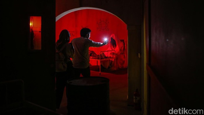 Sensasi Kengerian Rumah Hantu Perewangan di Trans Studio Cibubur Sejumlah pengunjung saat mencoba wahana Rumah Hantu Perewangan di Trans Studio Cibubur, Jumat (25/10/2024).