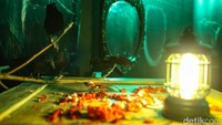 Wahana Rumah Makan Ibu Sudarsih siap menguji nyali pengunjung dengan pengalaman horor yang mengerikan, dan berlangsung setiap hari dari pukul 12.00 hingga 20.00 di lantai 3 Trans Studio Mall.