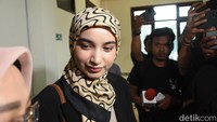Kehadirannya menarik perhatian media dan publik yang sudah menunggu di lokasi.  