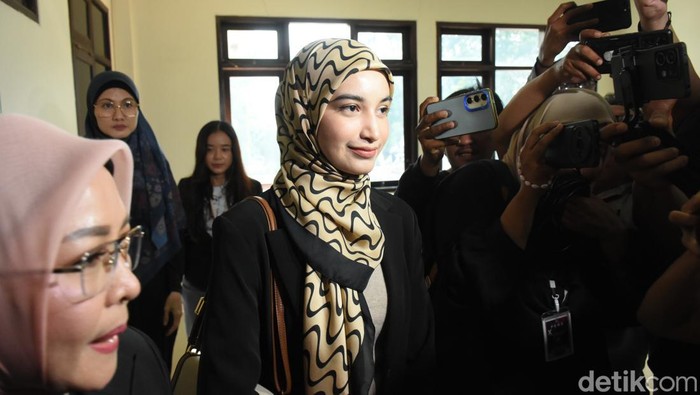 Senyum Cut Intan Hadiri Sidang Perdana Kasus KDRT Suaminya Cut Intan menghadiri sidang perdana kasusnya di Pengadilan Negeri Cibinong. Ia tampil sederhana dengan senyumnya yang terlihat tenang.