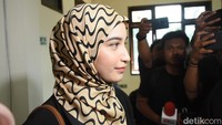 Meski banyak wartawan mengajukan pertanyaan, Cut Intan memilih untuk irit bicara dan hanya memberikan jawaban singkat.