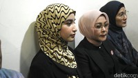 Sidang perdana ini berlangsung secara tertutup tanpa dihadiri oleh media maupun publik.