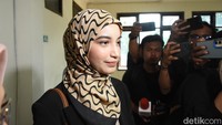 Ia tampak mengenakan pakaian kasual dengan wajah tenang saat berjalan memasuki area pengadilan.