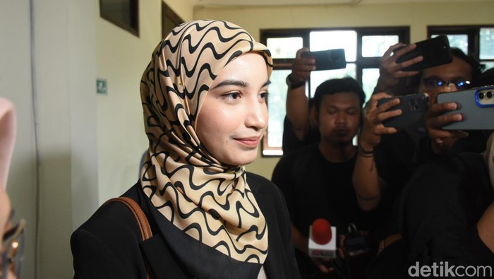 Cut Intan menghadiri sidang perdana kasusnya di Pengadilan Negeri Cibinong. Ia tampil sederhana dengan senyumnya yang terlihat tenang.