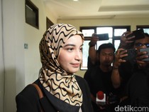 Senyum Cut Intan Hadiri Sidang Perdana Kasus KDRT Suaminya