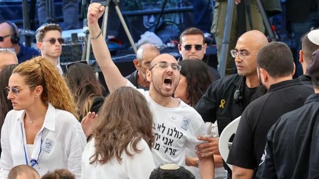 A man shouts as Israeli Prime Minister Netanyahu speaks during a memorial ceremony at the Mount Herzl military cemetery in Jerusalem on October 27, 2024. [Gil Cohen-Magen/Pool via Reuters]