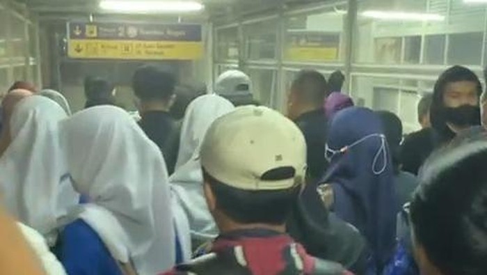 Suasana di Stasiun Citayam pada pukul 17.49 WIB, Senin (28/10/2024)-(dok. Raras/pembaca detikcom)