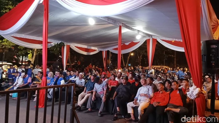 Suasana nobar Debat Publik Pertama Pilkada Sumsel 2024 di depan pintu masuk Ballroom Novotel, Palembang