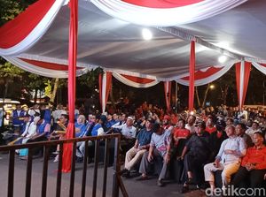 Ratusan Pendukung Paslon Nobar Debat Pilgub Sumsel di Depan Pintu Masuk