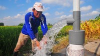 Petani menyalakan pompa sumur submersibel yang menggunakan energi listrik di kawasan Dukuh Karangpung, Kismoyoso, Ngemplak, Boyolali, Jawa Tengah, Minggu (27/10/2024).