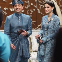 Begini penampilan Yang Amat Mulia Tengku Arif Bendahara Tengku Muhammad Iskandar Riayatuddin Shah dan Yang Mulia Tengku Natasya Puteri binti Tengku Adnan dalam prosesi sakral tersebut. Foto: Instagram @mozawahyu