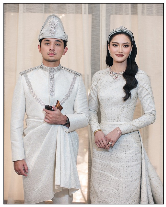 Pesta pernikahan Tengku Natasya Adnan diakhiri dengan seremoni Bersanding Diraja. Ia kembali mengenakan gaun berwarna putih yang kembali dirancang oleh desainer kenamaan Hian Tjen.Foto: Instagram @mozawahyu