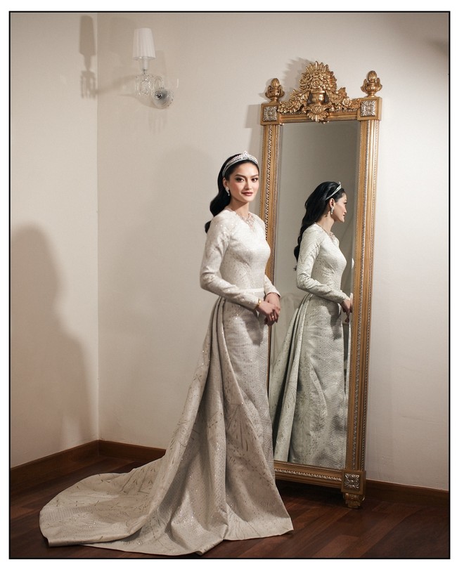 Sejak awal prosesi, istri pewaris tahta kedua dalam Kesultanan Pahang tersebut sudah mengenakan busana rancangan desainer lokal untuk hari bahagia. Foto: Instagram @mozawahyu