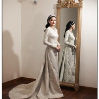 Sejak awal prosesi, istri pewaris tahta kedua dalam Kesultanan Pahang tersebut sudah mengenakan busana rancangan desainer lokal untuk hari bahagia. Foto: Instagram @mozawahyu