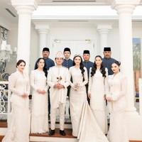 Nama Tengku Natasya Adnan diperbincangkan setelah terungkap telah melangsungkan serangkaian prosesi jelang pernikahan dengan anggota kerajaan Negeri Jiran. Natasya sendiri merupakan putri dari Enny Beatrice Ferlat Kusumo Anggraini, aktris film di era 80an. Sedangkan ayahnya adalah politisi Malaysia yang pernah menjabat sebagai anggota dewan dan menteri.Foto: Instagram @mozawahyu