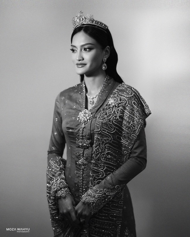 Setelah akad, wanita berjulukan Yang Mulia Tengku Natasya Adnan tersebut menjalani prosesi Malam Berinai. Wanita 29 tahun itu pun mengenakan kebaya panjang rancangan Ivan Gunawan yang terlihat mewah.Foto: Instagram @mozawahyu