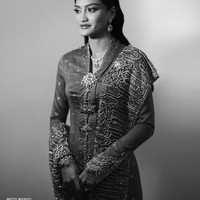 Setelah akad, wanita berjulukan Yang Mulia Tengku Natasya Adnan tersebut menjalani prosesi Malam Berinai. Wanita 29 tahun itu pun mengenakan kebaya panjang rancangan Ivan Gunawan yang terlihat mewah.Foto: Instagram @mozawahyu