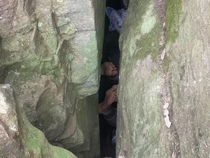 Mau Ambil HP yang Jatuh, Perempuan Terjepit di Celah Batu Raksasa