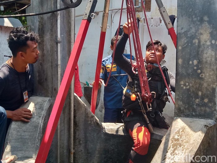 Tim Damkar Klaten mengevakuasi ponsel di sumur warga Desa Gunting, Kecamatan Wonosari Klaten, Senin (28/10/2024).