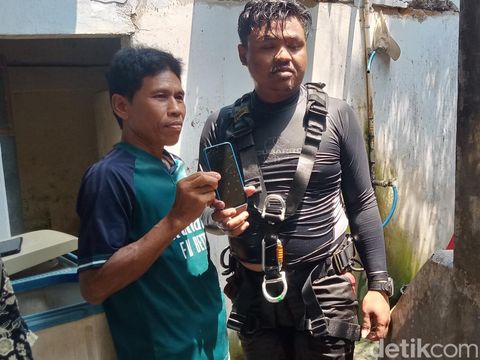 Tim Damkar Klaten mengevakuasi ponsel di sumur warga Desa Gunting, Kecamatan Wonosari Klaten, Senin (28/10/2024).