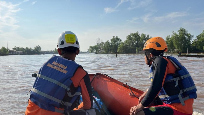 Tim SAR melakukan pencarian terhadap korban tenggelam di Banjar.