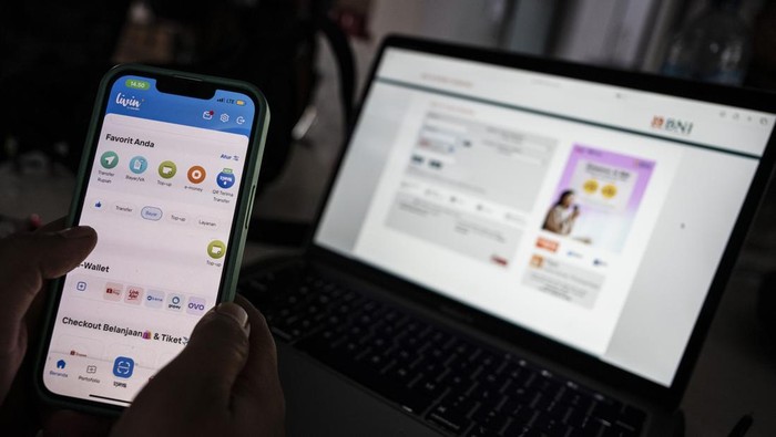 Karyawan menunjukkan logo-logo aplikasi perbankan seluler di Jakarta, Senin (28/10/2024). Bank Indonesia (BI) mencatat transaksi perbankan digital (digital banking) tumbuh sebesar 34,43 persen year on year (yoy) pada triwulan III-2024, atau tercatat sebanyak 5.666,28 juta transaksi. ANTARA FOTO/Aprillio Akbar/foc.