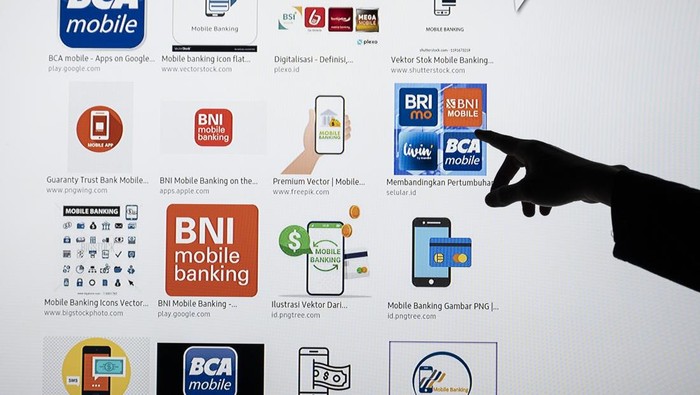 Karyawan menunjukkan logo-logo aplikasi perbankan seluler di Jakarta, Senin (28/10/2024). Bank Indonesia (BI) mencatat transaksi perbankan digital (digital banking) tumbuh sebesar 34,43 persen year on year (yoy) pada triwulan III-2024, atau tercatat sebanyak 5.666,28 juta transaksi. ANTARA FOTO/Aprillio Akbar/foc.