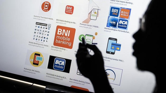 Transaksi digital perbankan triwulan III 2024 Karyawan menunjukkan logo-logo aplikasi perbankan seluler di Jakarta, Senin (28/10/2024). Bank Indonesia (BI) mencatat transaksi perbankan digital (digital banking) tumbuh sebesar 34,43 persen year on year (yoy) pada triwulan III-2024, atau tercatat sebanyak 5.666,28 juta transaksi. ANTARA FOTO/Aprillio Akbar/foc.