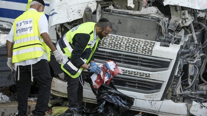 Sebuah truk menabral halte bus di dekat pangkalan militer di Tel Aviv, Israel, Sabtu (27/10/2024). Pengemudi truk tewas setelah ditembak oleh warga sipil di lokasi kejadian.