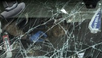 Kaca depan truk pecah usai menabrak halte.
