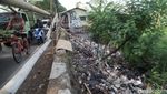 Tumpukan Sampah di Pamulang Picu Bau Tak Sedap