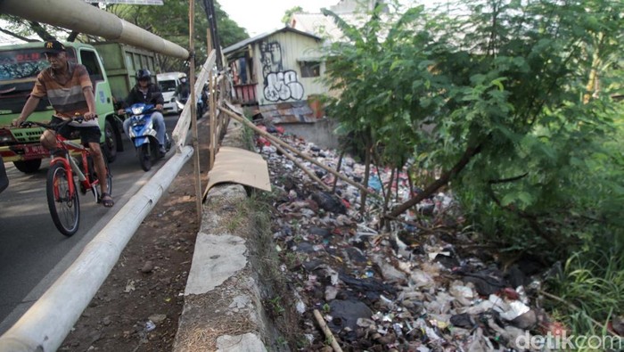 Sampah menumpuk di pinggir Jalan Pajajaran Pamulang, Tangsel. Tumpukan sampah memicu bau yang tidak sedap.