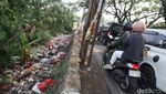 Tumpukan Sampah di Pamulang Picu Bau Tak Sedap