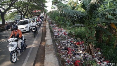 Tumpukan Sampah di Pamulang Picu Bau Tak Sedap