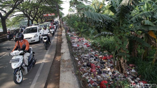 Tumpukan Sampah di Pamulang Picu Bau Tak Sedap