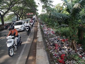 Tumpukan Sampah di Pamulang Picu Bau Tak Sedap
