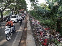 Tumpukan Sampah di Pamulang Picu Bau Tak Sedap
