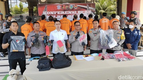Pelaku penusukan teman kerja sesama buruh proyek di Abiansemal, Badung, tak dihadirkan saat rilis di Mapolres Badung, Senin (28/10/2024). (Agus Eka/detikBali)