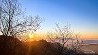 Matahari terbit yang dapat dilihat dari puncak bukit.