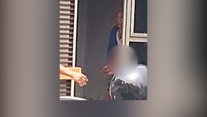 Momen mencekam terjadi di kawasan Pejaten, Pasar Minggu, Jakarta Selatan pagi tadi. Seorang pria bersenjata tajam menyandera bocah di dalam Pospol Pejaten.