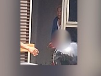Video: Mencekam! Pria Bersajam Sekap Bocah di Pospol Pejaten