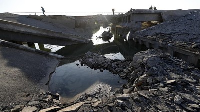 Warga Lebanon Lintasi Jembatan Hancur untuk Mengungsi ke Suriah