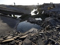 Warga Lebanon Lintasi Jembatan Hancur untuk Mengungsi ke Suriah